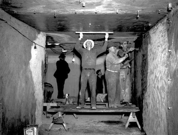 Tunnel, beneath Lasalle Street