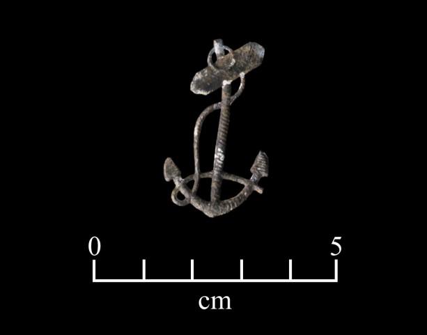 Laboratory photograph of an object on a black backdrop and a five-centimeter scale.